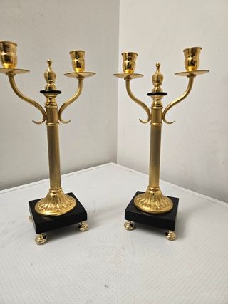 Candelabros dorados con base negra