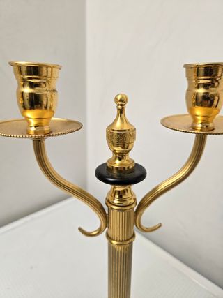 Candelabros dorados con base negra