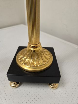 Candelabros dorados con base negra