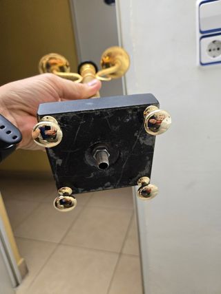 Candelabros dorados con base negra