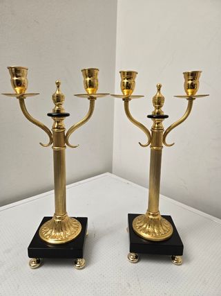 Candelabros dorados con base negra