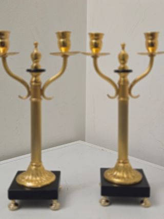 Candelabros dorados con base negra