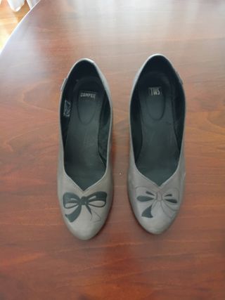Zapatos Camper grises lazo y tacón bajo.Muy comodo