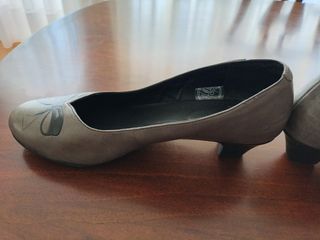 Zapatos Camper grises lazo y tacón bajo.Muy comodo