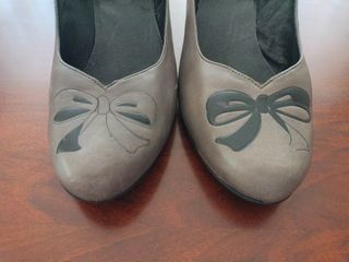 Zapatos Camper grises lazo y tacón bajo.Muy comodo