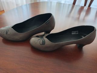 Zapatos Camper grises lazo y tacón bajo.Muy comodo
