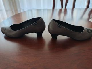Zapatos Camper grises lazo y tacón bajo.Muy comodo