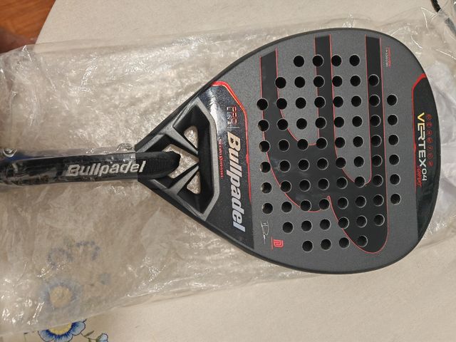 Pala Bullpadel Vertex 04 Comfort edición limitada.