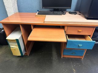 Mesa de escritorio cn cajoneras ideal para oficina