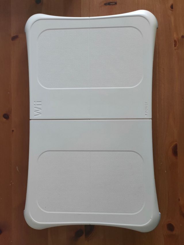 Wii blanca + 2 mandos + 6 juegos + tabla fit