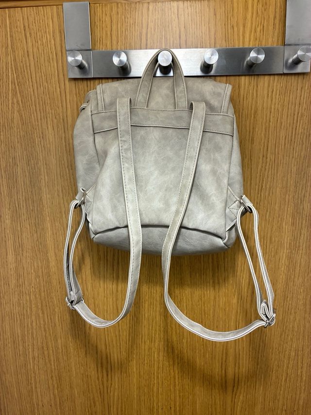 Bolso tipo mochila beige