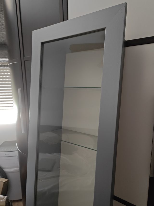 Vitrina gris con 9 baldas de cristal