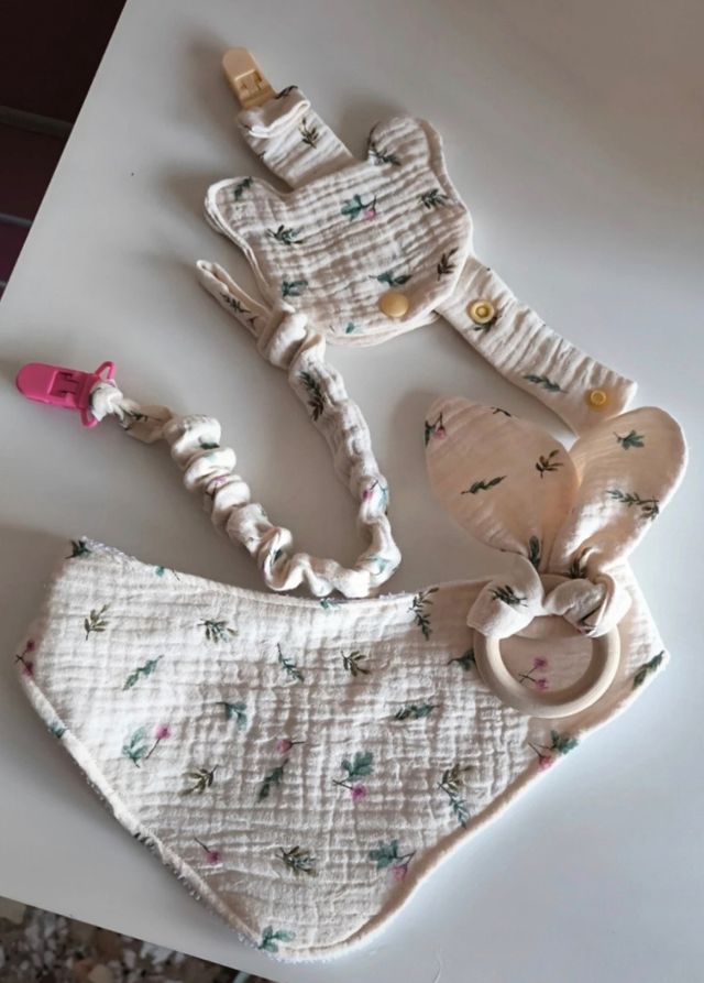 Conjunto recién nacido - babero, chupeteros