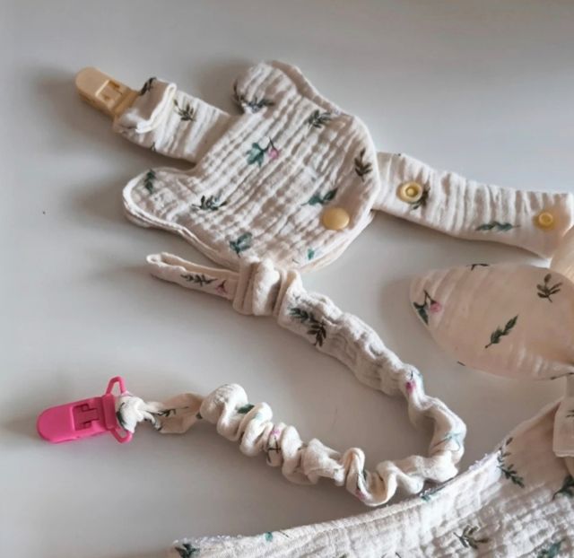 Conjunto recién nacido - babero, chupeteros