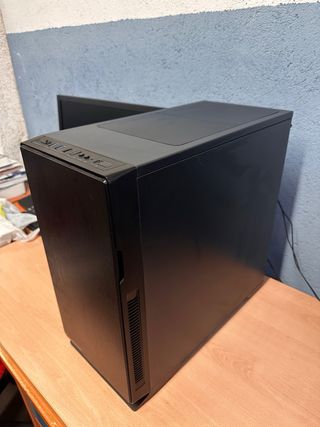 Ordenador de sobremesa con monitor, altavoces....