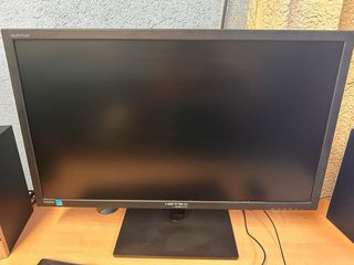 Ordenador de sobremesa con monitor, altavoces....