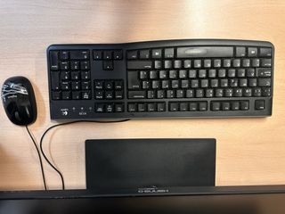 Ordenador de sobremesa con monitor, altavoces....