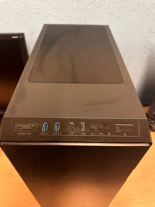 Ordenador de sobremesa con monitor, altavoces....