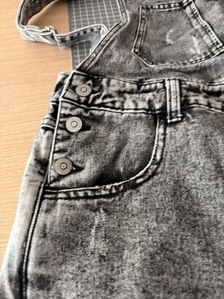 Peto vaquero gris desgastado