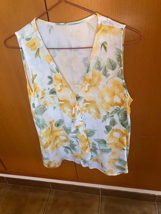 Blusa floral amarilla y blanca talla S