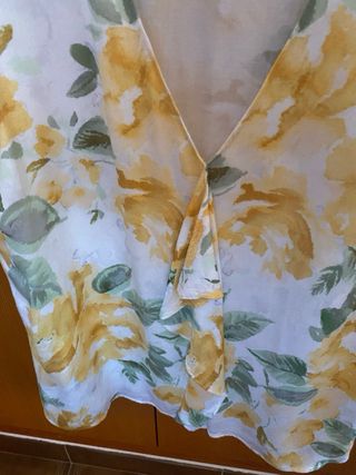 Blusa floral amarilla y blanca talla S