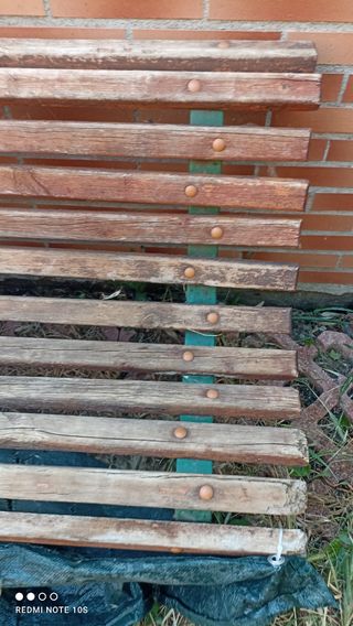 Panca da giardino con gambe in ghisa.