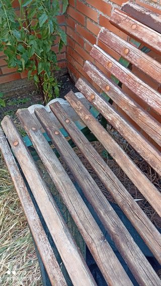 Panca da giardino con gambe in ghisa.