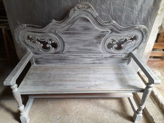 Banco de madera blanco estilo antiguo