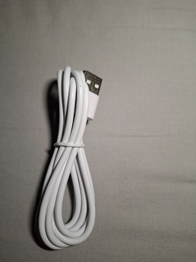 Cable USB-C blanco nuevo.