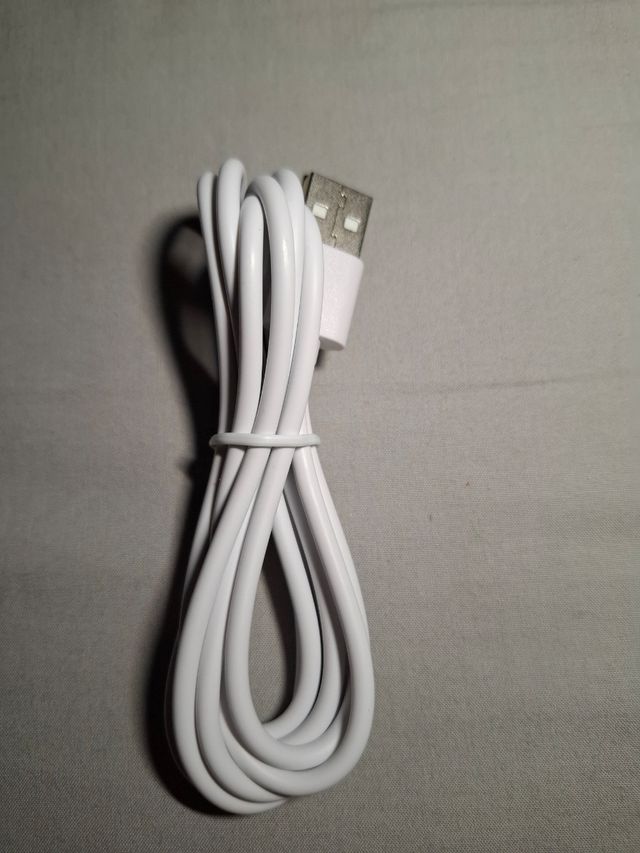 Cable USB-C blanco nuevo.