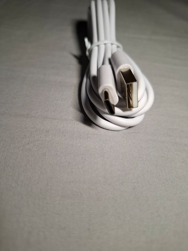 Cable USB-C blanco nuevo.