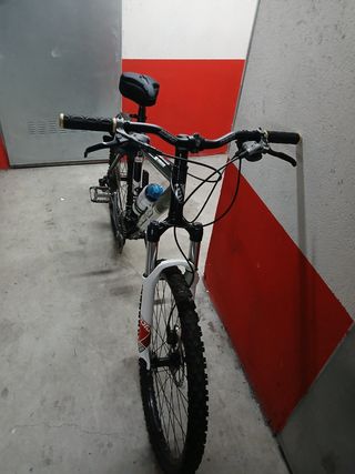 Bicicleta montaña muy cuidada