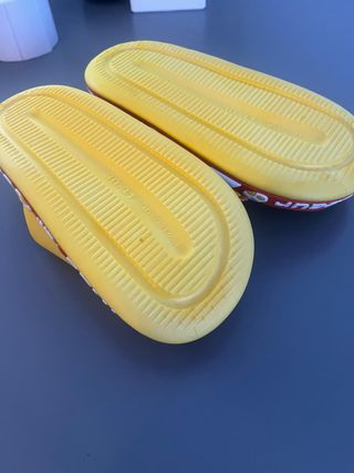 Chanclas dinosaurios niños amarillas