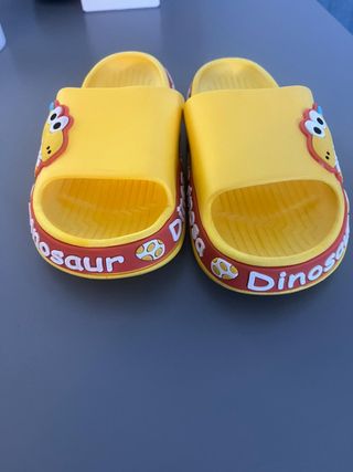 Chanclas dinosaurios niños amarillas
