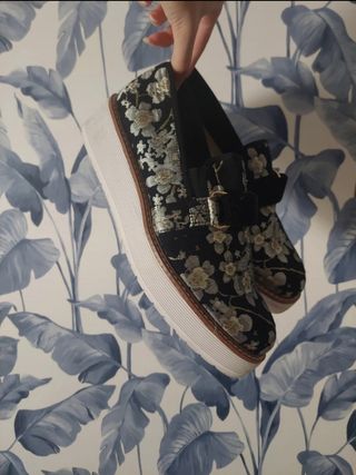 Zapatos Zara con bordado de flores Plata y oro