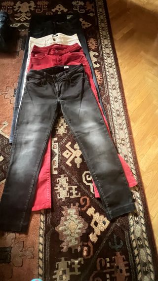 Ropa usada: Vestido y pantalones