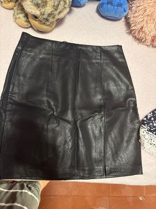 Falda negra cuero