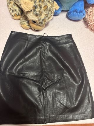 Falda negra cuero