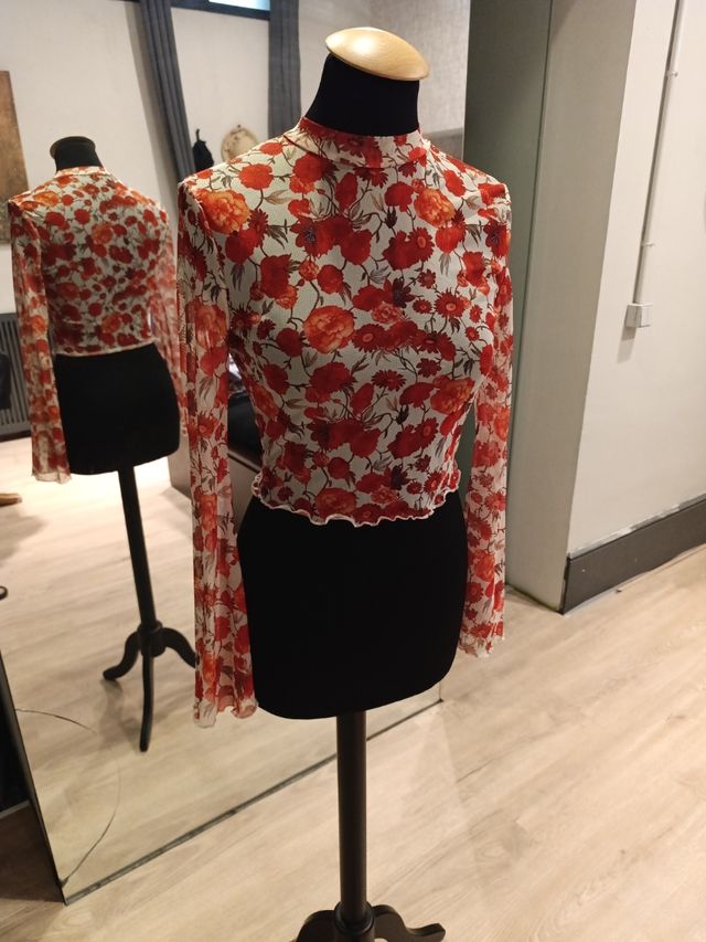 Blusa roja y blanca de flores