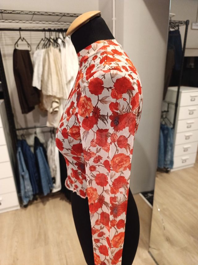 Blusa roja y blanca de flores