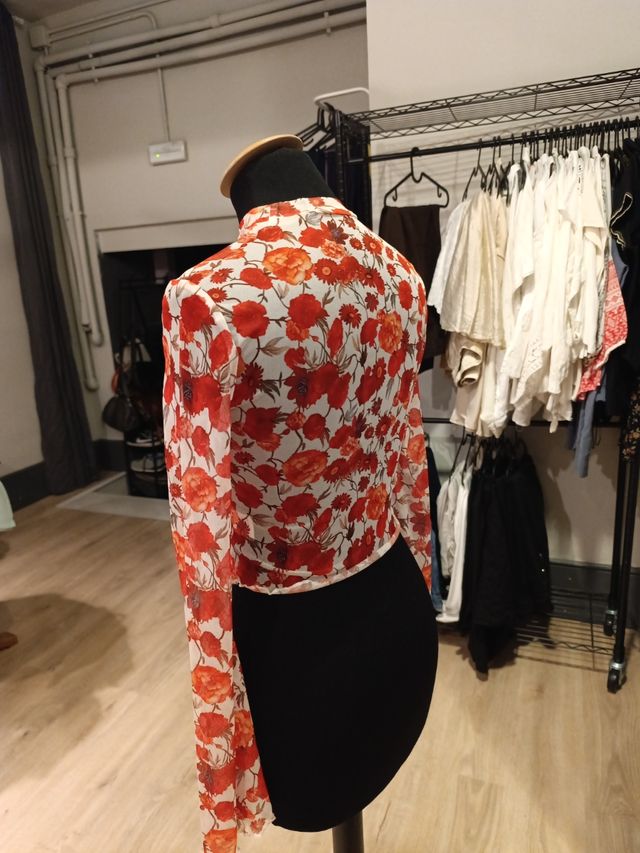 Blusa roja y blanca de flores