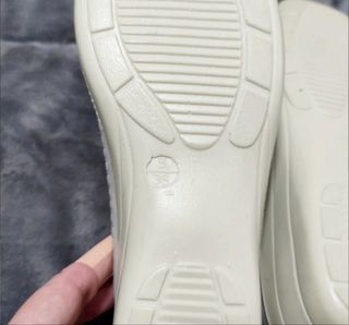 Zapatos nude plateado.