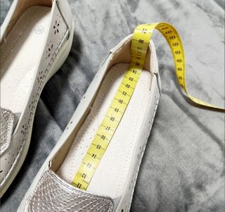 Zapatos nude plateado.