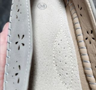 Zapatos nude plateado.