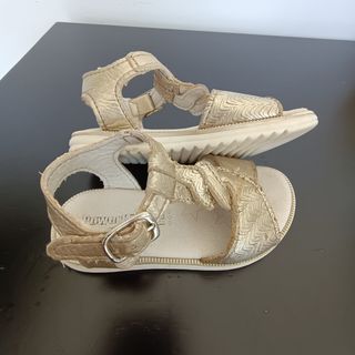 Sandálias Douradas Bebê Tam. 22