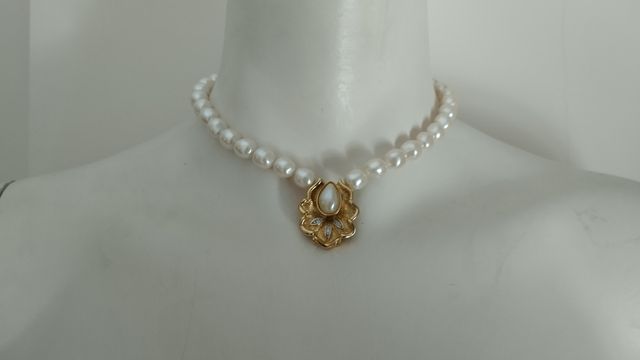 Collar perlas blancas con adorno dorado