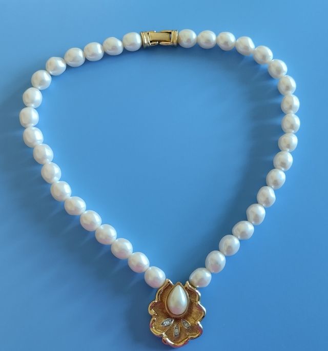 Collar perlas blancas con adorno dorado