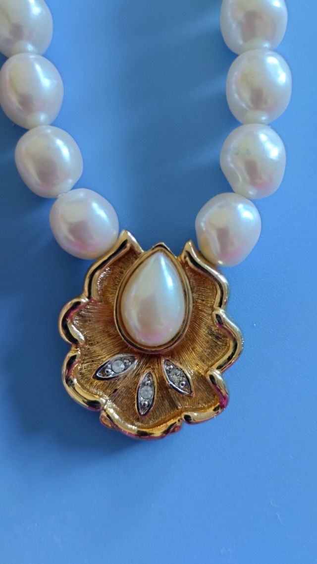 Collar perlas blancas con adorno dorado