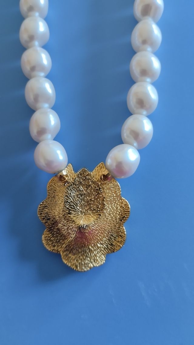 Collar perlas blancas con adorno dorado