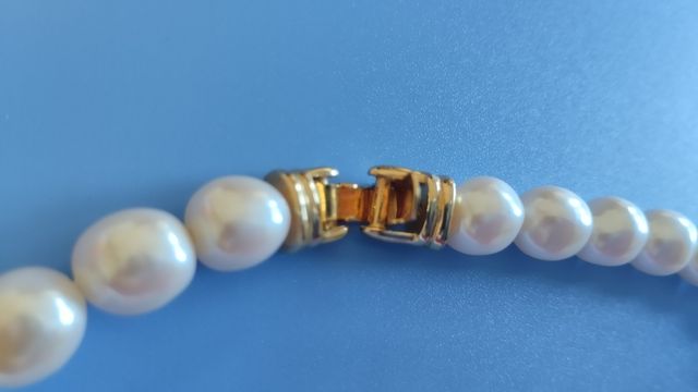 Collar perlas blancas con adorno dorado